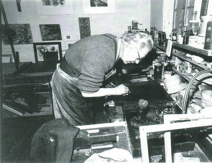 Cornelius Stermann beim Bearbeiten einer Druckplatte