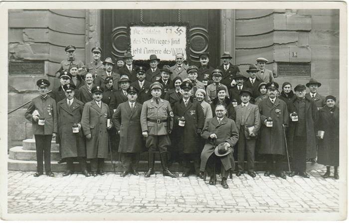 Spendensammler des Kriegsveteranenvereins vor dem Crailsheimer Rathaus